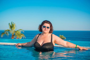  Ayrıca Mısır 'da havuzda orta yaşlı bir kadın, tatil ve rahatlama konsepti, Afrika' ya seyahat.