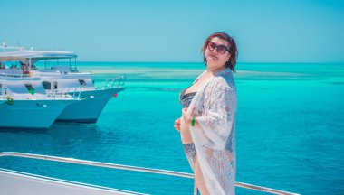  Ayrıca Mısır 'da yatta orta yaşlı bir kadın. Tatil ve rahatlama konsepti. Afrika' ya seyahat.