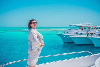  Ayrıca Mısır 'da yatta orta yaşlı bir kadın. Tatil ve rahatlama konsepti. Afrika' ya seyahat.