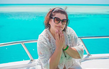  Ayrıca Mısır 'da yatta orta yaşlı bir kadın. Tatil ve rahatlama konsepti. Afrika' ya seyahat.