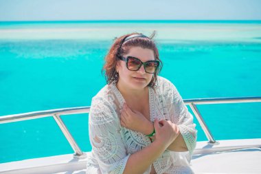  Ayrıca Mısır 'da yatta orta yaşlı bir kadın. Tatil ve rahatlama konsepti. Afrika' ya seyahat.