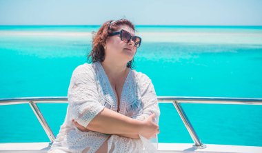  Ayrıca Mısır 'da yatta orta yaşlı bir kadın. Tatil ve rahatlama konsepti. Afrika' ya seyahat.