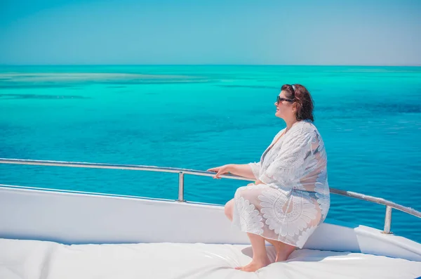 Además Tamaño Mujer Mediana Edad Egipto Yate Vacaciones Relajarse Concepto — Foto de Stock