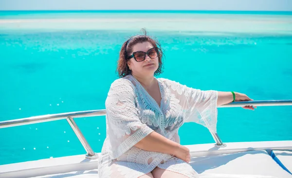 Size Frau Mittleren Alters Auf Ägypten Jacht Urlaubs Und Entspannungskonzept — Stockfoto