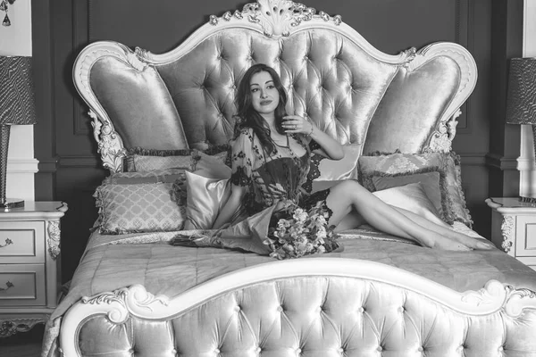 在卧室的床上 穿着花边短裙 穿着维多利亚风格内饰的漂亮而奢华的女人 女性特征和吸引力的概念 — 图库照片