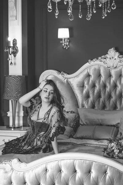 Ganska Överdådig Kvinna Viktoriansk Stil Inredning Sängen Sovrummet Klädd Spets — Stockfoto