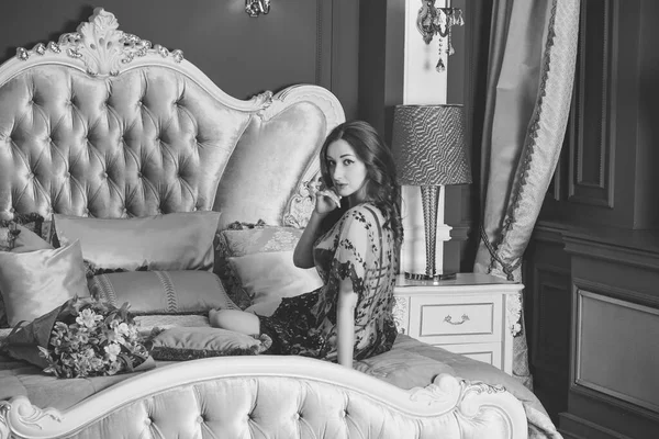 Ganska Överdådig Kvinna Viktoriansk Stil Inredning Sängen Sovrummet Klädd Spets — Stockfoto