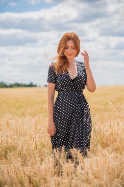 Özgürlük kavramı, uzun siyah puantiyeli zarif kadın sahada nokta elbisesi, bayanlar için klasik tarz.