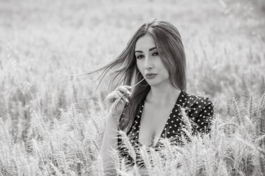 Özgürlük kavramı, uzun siyah puantiyeli zarif kadın sahada nokta elbisesi, bayanlar için klasik tarz.