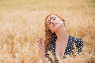 Özgürlük kavramı, uzun siyah puantiyeli zarif kadın sahada nokta elbisesi, bayanlar için klasik tarz.