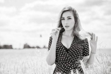 Özgürlük kavramı, uzun siyah puantiyeli zarif kadın sahada nokta elbisesi, bayanlar için klasik tarz.