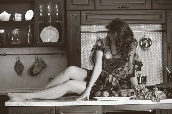 Seksowna Kobieta Kuchni Flirtuje Pojęcie Kobiety Domowego Jedzenia Atrakcyjna Kobieta — Zdjęcie stockowe