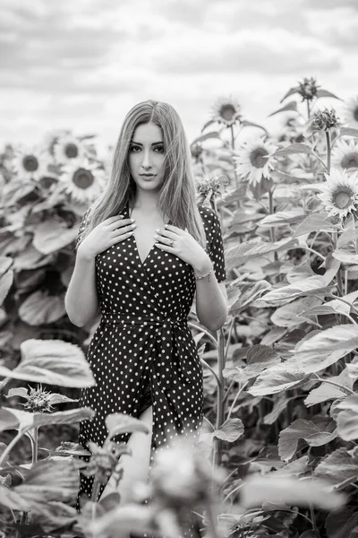 Freiheitskonzept Elegante Frau Langen Schwarzen Tupfen Kleid Feld Vintage Stil — Stockfoto