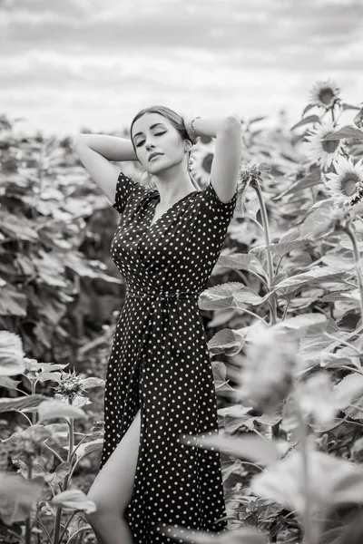 Concept Liberté Femme Élégante Longue Robe Pois Noirs Sur Terrain — Photo