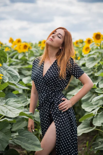 Concept Liberté Femme Élégante Longue Robe Pois Noirs Sur Terrain — Photo