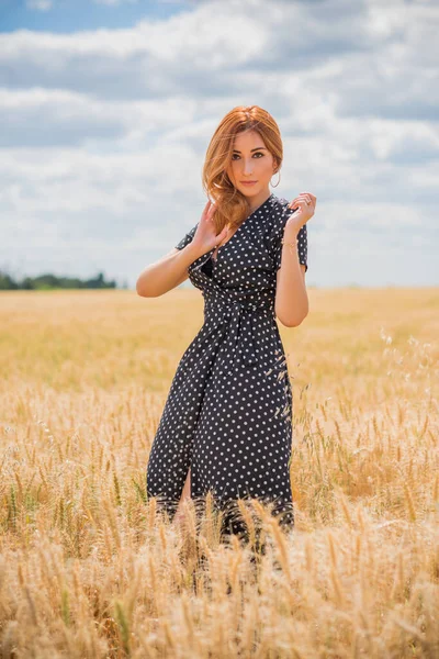 Concepto Libertad Mujer Elegante Vestido Largo Lunares Negros Campo Estilo — Foto de Stock