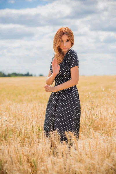 Vrijheid Concept Elegante Vrouw Lange Zwarte Polka Dot Jurk Het — Stockfoto