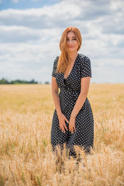 Freiheitskonzept Elegante Frau Langen Schwarzen Tupfen Kleid Feld Vintage Stil — Stockfoto