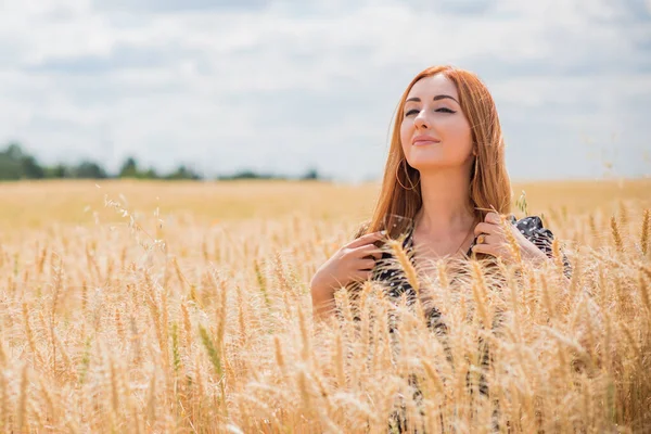 Szabadság Koncepció Elegáns Hosszú Fekete Pöttyös Ruhában Pályán Vintage Stílus — Stock Fotó