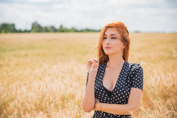 Frihetskoncept Elegant Kvinna Lång Svart Prick Klänning Fältet Vintage Stil — Stockfoto