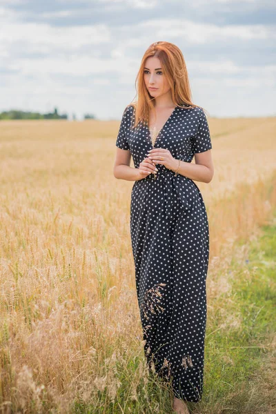 Concepto Libertad Mujer Elegante Vestido Largo Lunares Negros Campo Estilo — Foto de Stock