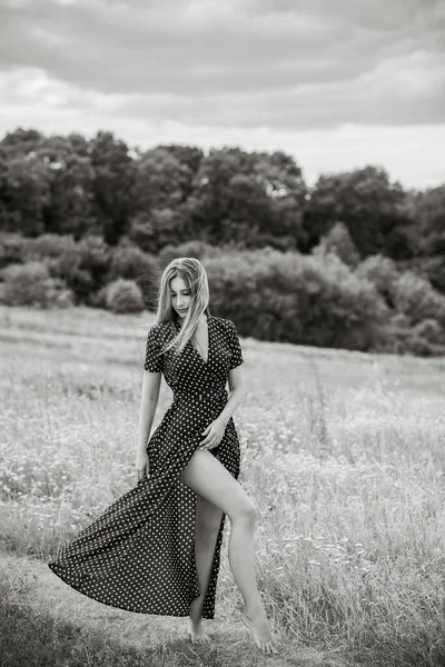 自由の概念 フィールドで長い黒ポルカドットドレスのエレガントな女性 女性のためのヴィンテージスタイル — ストック写真