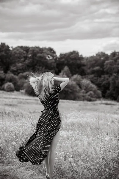 Concept Liberté Femme Élégante Longue Robe Pois Noirs Sur Terrain — Photo