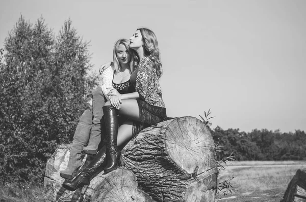 Μοντέρνα Κορίτσια Στο Πάρκο Φανταχτερό Στυλ Νίκαια Ευρωπαϊκά Αμερικανικά Κορίτσια — Φωτογραφία Αρχείου