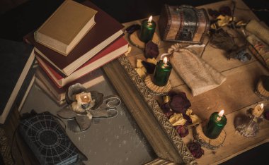 Eski dünya, büyü ritüeller ve kader tahmini için özellikler, bir masa üzerindeki ayrıntılar, okültizm konsepti