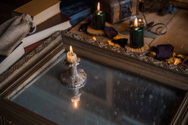 Eski dünya, büyü ritüeller ve kader tahmini için özellikler, bir masa üzerindeki ayrıntılar, okültizm konsepti