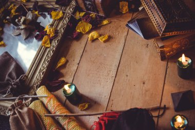 Eski dünya, büyü ritüeller ve kader tahmini için özellikler, bir masa üzerindeki ayrıntılar, okültizm konsepti