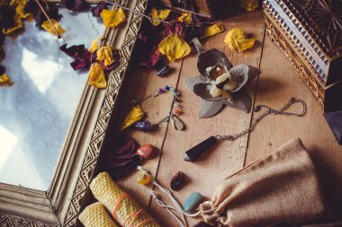 Eski dünya, büyü ritüeller ve kader tahmini için özellikler, bir masa üzerindeki ayrıntılar, okültizm konsepti