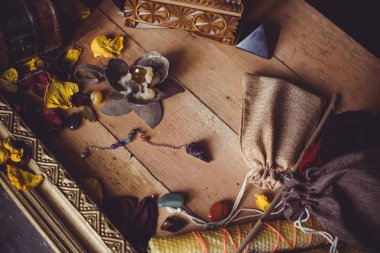 Eski dünya, büyü ritüeller ve kader tahmini için özellikler, bir masa üzerindeki ayrıntılar, okültizm konsepti