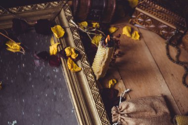 Eski dünya, büyü ritüeller ve kader tahmini için özellikler, bir masa üzerindeki ayrıntılar, okültizm konsepti