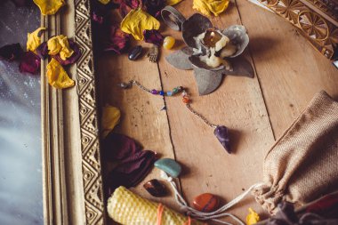 Eski dünya, büyü ritüeller ve kader tahmini için özellikler, bir masa üzerindeki ayrıntılar, okültizm konsepti