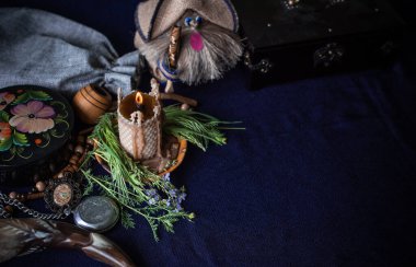 Eski dünya, büyü ritüeller ve kader tahmini için özellikler, bir masa üzerindeki ayrıntılar, okültizm konsepti