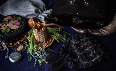 Eski dünya, büyü ritüeller ve kader tahmini için özellikler, bir masa üzerindeki ayrıntılar, okültizm konsepti