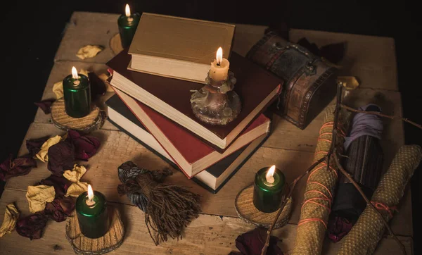 Eski dünya, büyü ritüeller ve kader tahmini için özellikler, bir masa üzerindeki ayrıntılar, okültizm konsepti