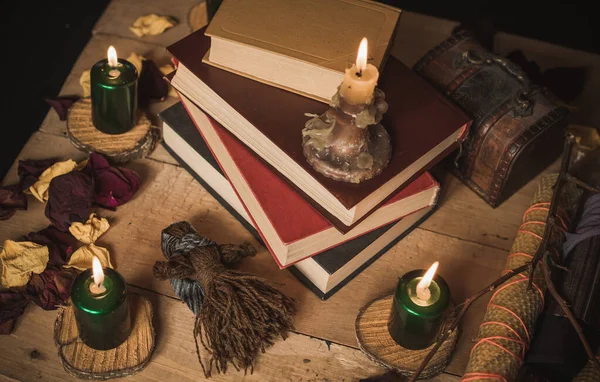 Eski dünya, büyü ritüeller ve kader tahmini için özellikler, bir masa üzerindeki ayrıntılar, okültizm konsepti