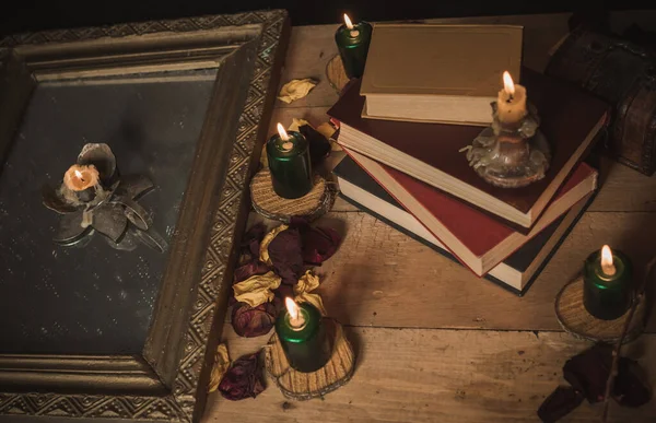 Eski dünya, büyü ritüeller ve kader tahmini için özellikler, bir masa üzerindeki ayrıntılar, okültizm konsepti