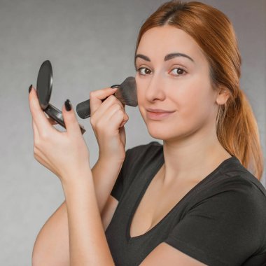 Sıradan bir kız, evde makyaj yapıyor. Telafi süreci, adım adım. Göz ve yüz makyajı.