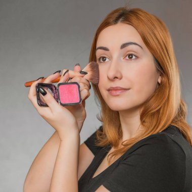 Sıradan bir kız, evde makyaj yapıyor. Telafi süreci, adım adım. Göz ve yüz makyajı.