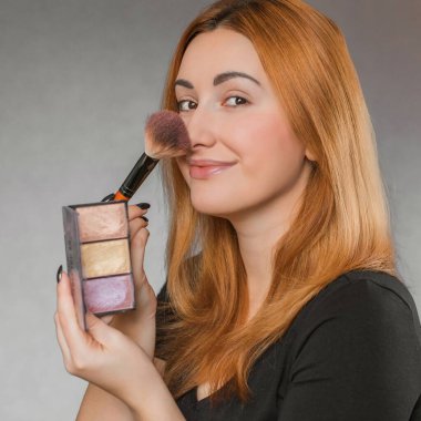 Sıradan bir kız, evde makyaj yapıyor. Telafi süreci, adım adım. Göz ve yüz makyajı.