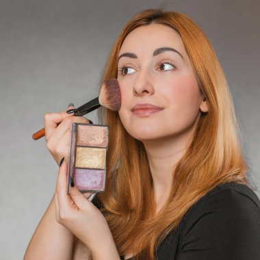 Sıradan bir kız, evde makyaj yapıyor. Telafi süreci, adım adım. Göz ve yüz makyajı.