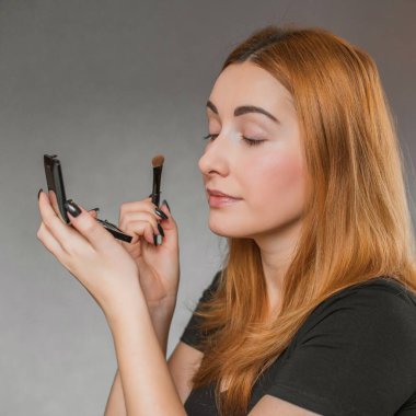 Sıradan bir kız, evde makyaj yapıyor. Telafi süreci, adım adım. Göz ve yüz makyajı.