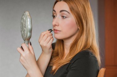 Sıradan bir kız, evde makyaj yapıyor. Telafi süreci, adım adım. Göz ve yüz makyajı.