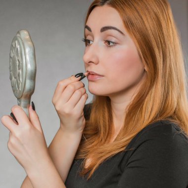 Sıradan bir kız, evde makyaj yapıyor. Telafi süreci, adım adım. Göz ve yüz makyajı.