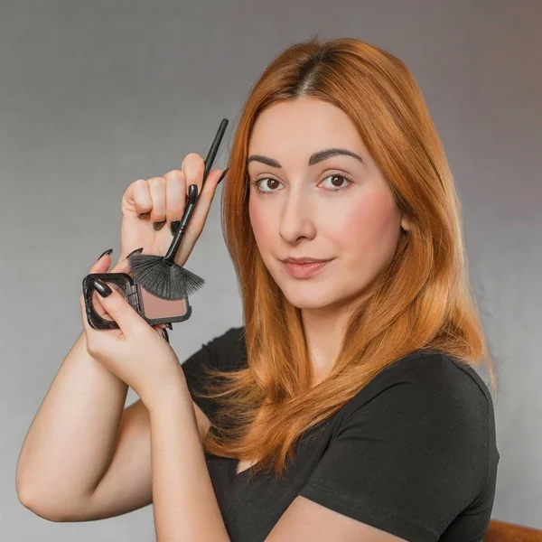 Una Chica Ordinaria Maquillada Casa Proceso Maquillaje Paso Paso Los — Foto de Stock