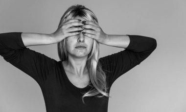 Sivilceli bir hayat, sivilcelere, kızarıklıklara, yaralara, sağlıklı cilt konseptine, dermatolojiye ve kozmetolojiye eğilimli sorunlu cilt.