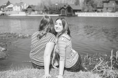 Yaşam kavramı artı boyutta kadınlar, yürüyüşe çıkmış genç bayanlar, XI kadınları, gençler arasında aşırı kilolu, kız arkadaşları